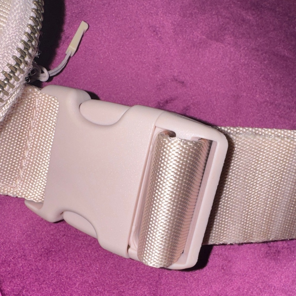 Lululemon Athletica Misty Pink Crossbody Bag - Picture 3 of 16